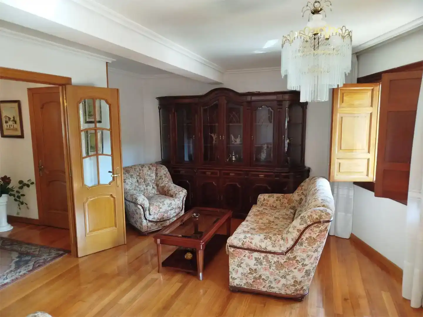 Sala d'estar de Casa adosada en venda en Los Corrales de Buelna  amb Balcó