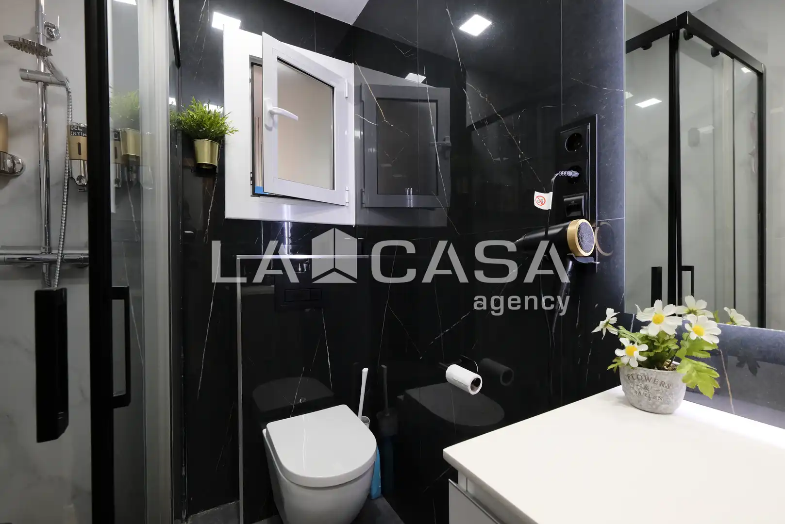 Badezimmer von Wohnung zum Verkauf in Barcelona mit Balkon