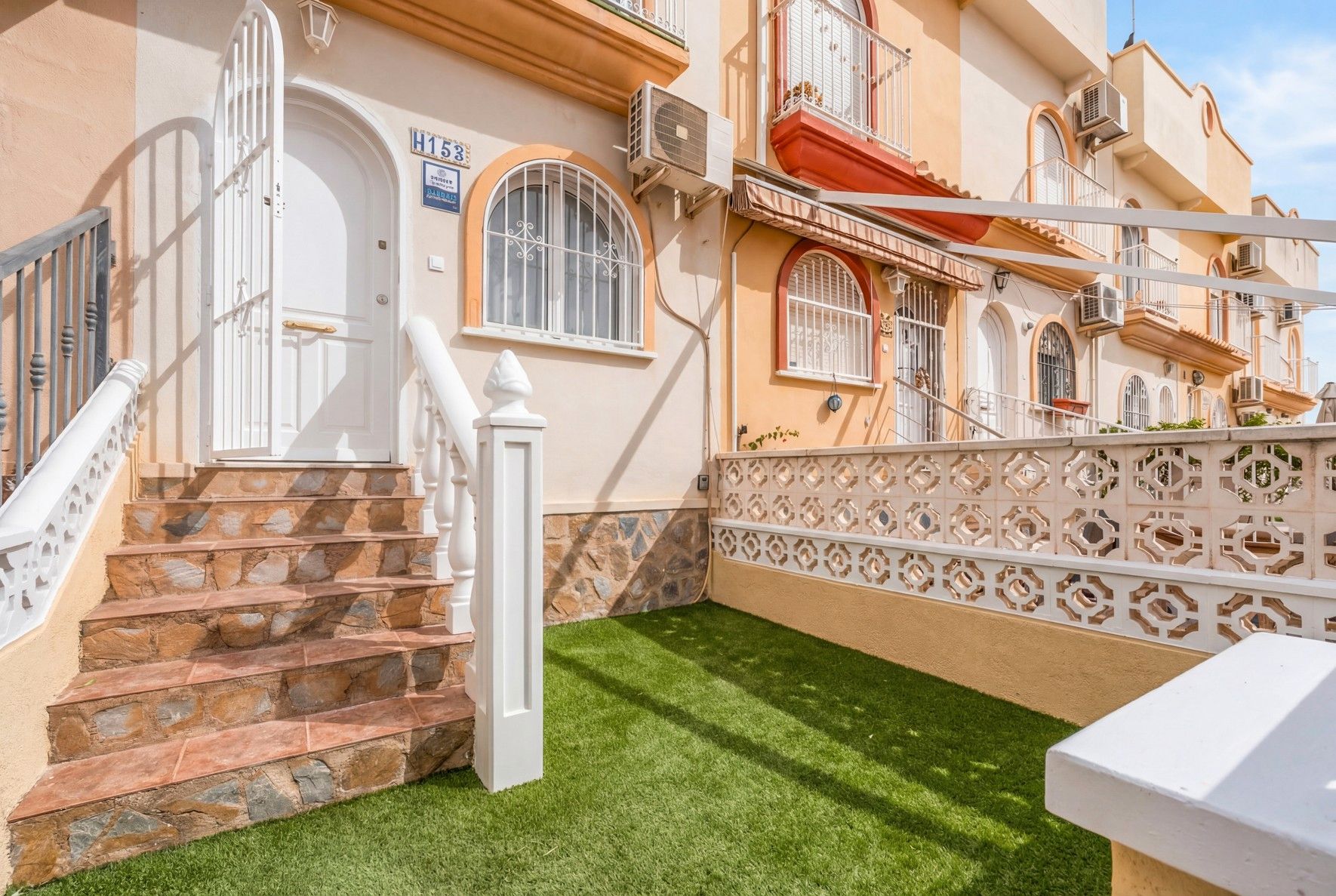 Vista exterior de Casa adosada en venda en Orihuela amb Aire condicionat, Jardí privat i Terrassa