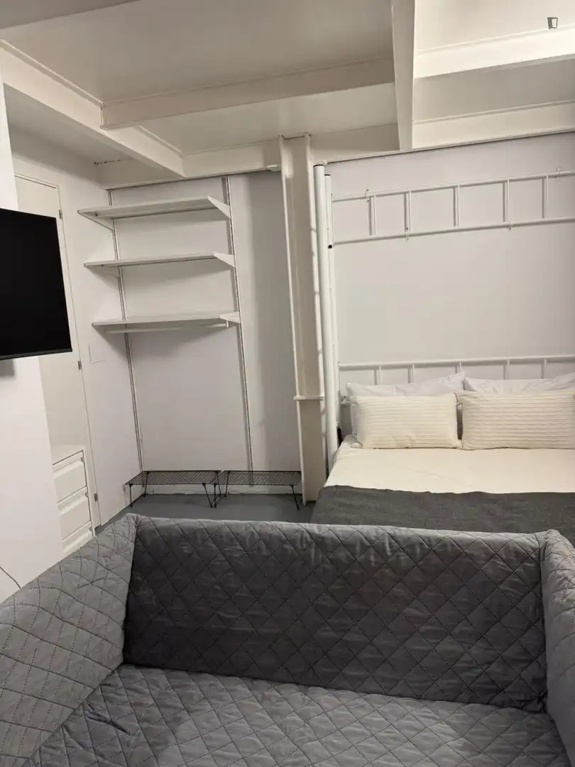 Dormitori de Apartament de lloguer en Madrid amb Aire condicionat, Moblat i Rentadora