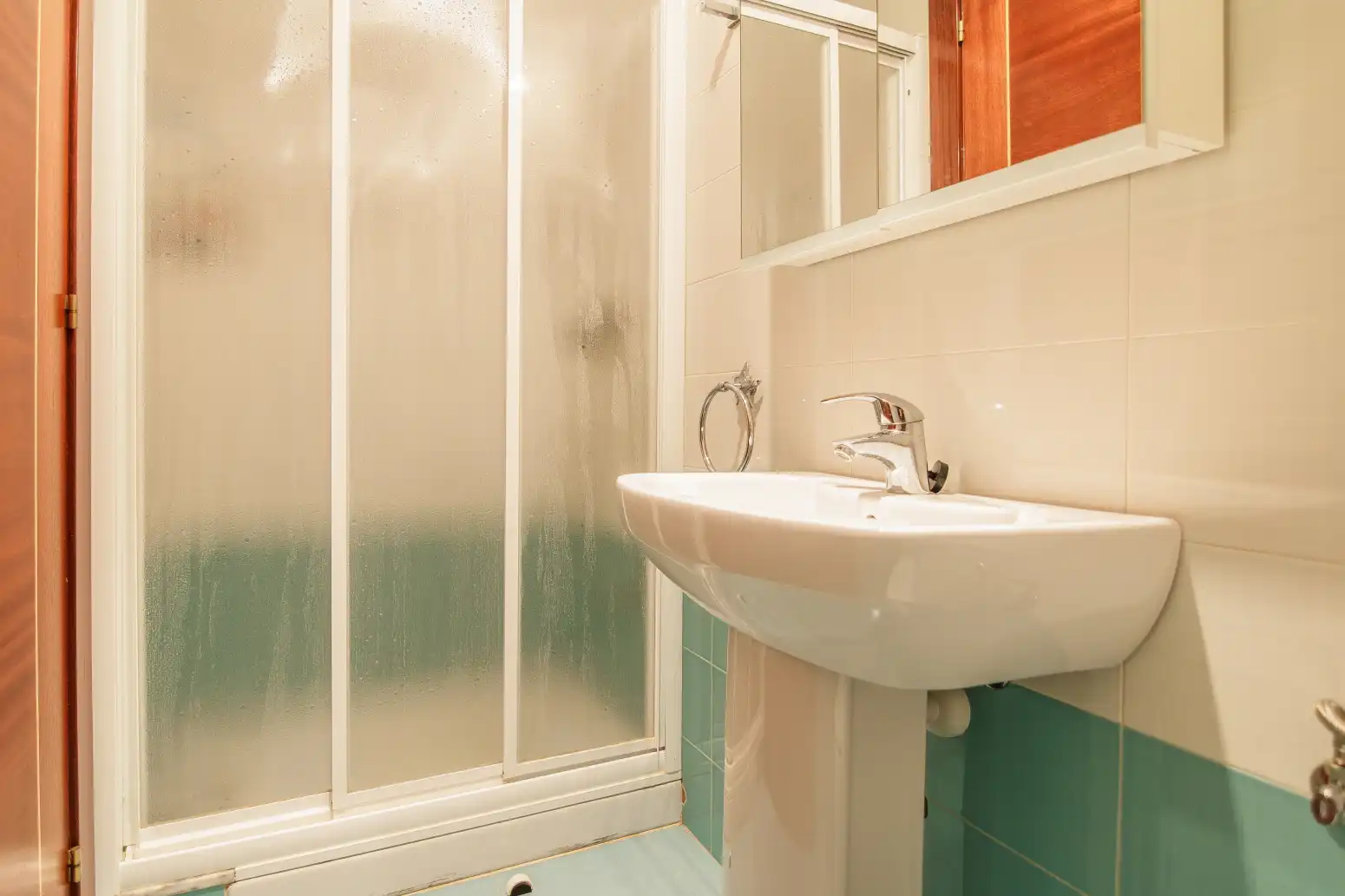 Badezimmer von Wohnung zum Verkauf in Gozón mit Heizung, Privatgarten und Abstellraum