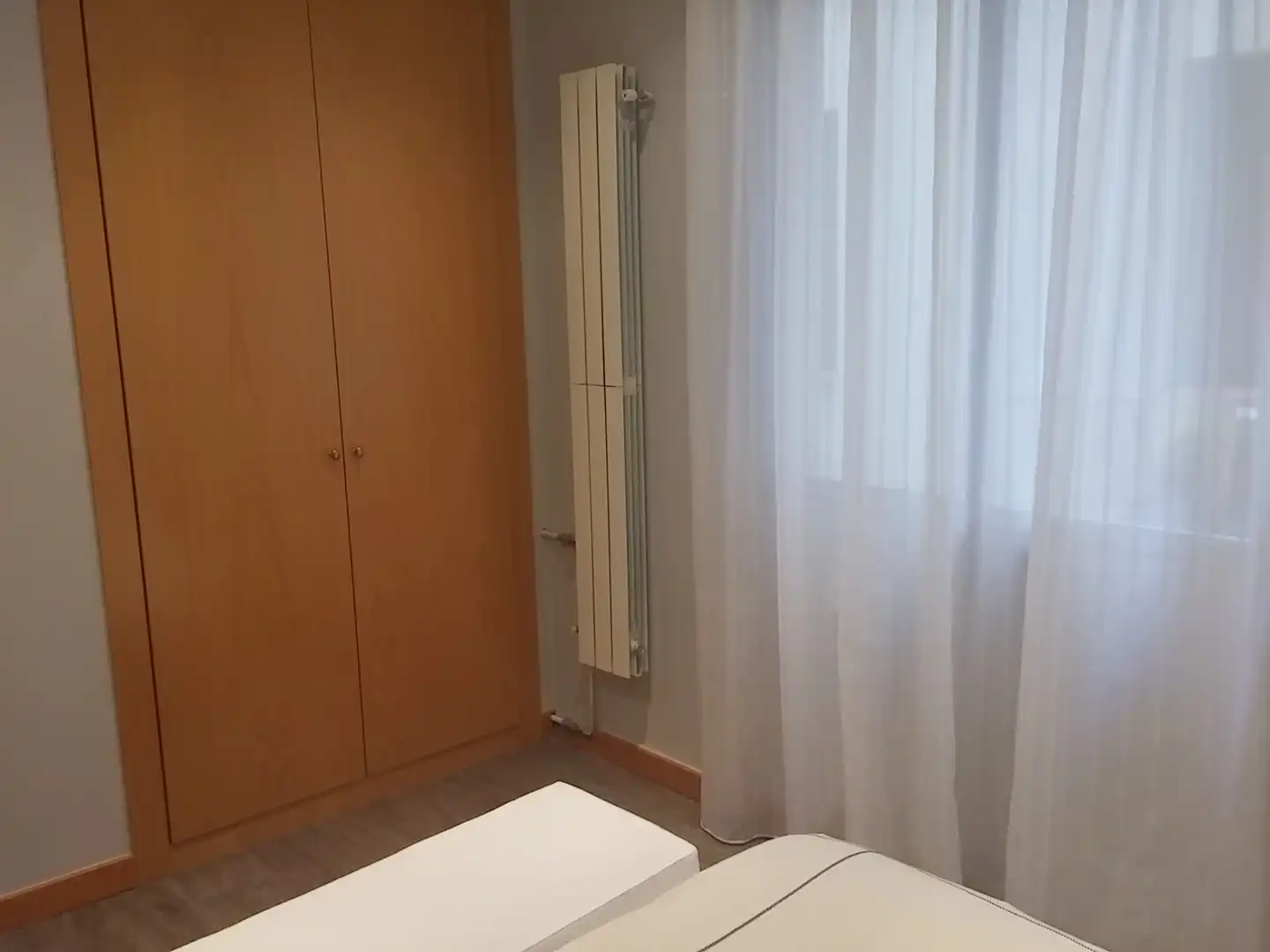 Dormitori de Pis de lloguer en Madrid amb Aire condicionat, Calefacció i Moblat