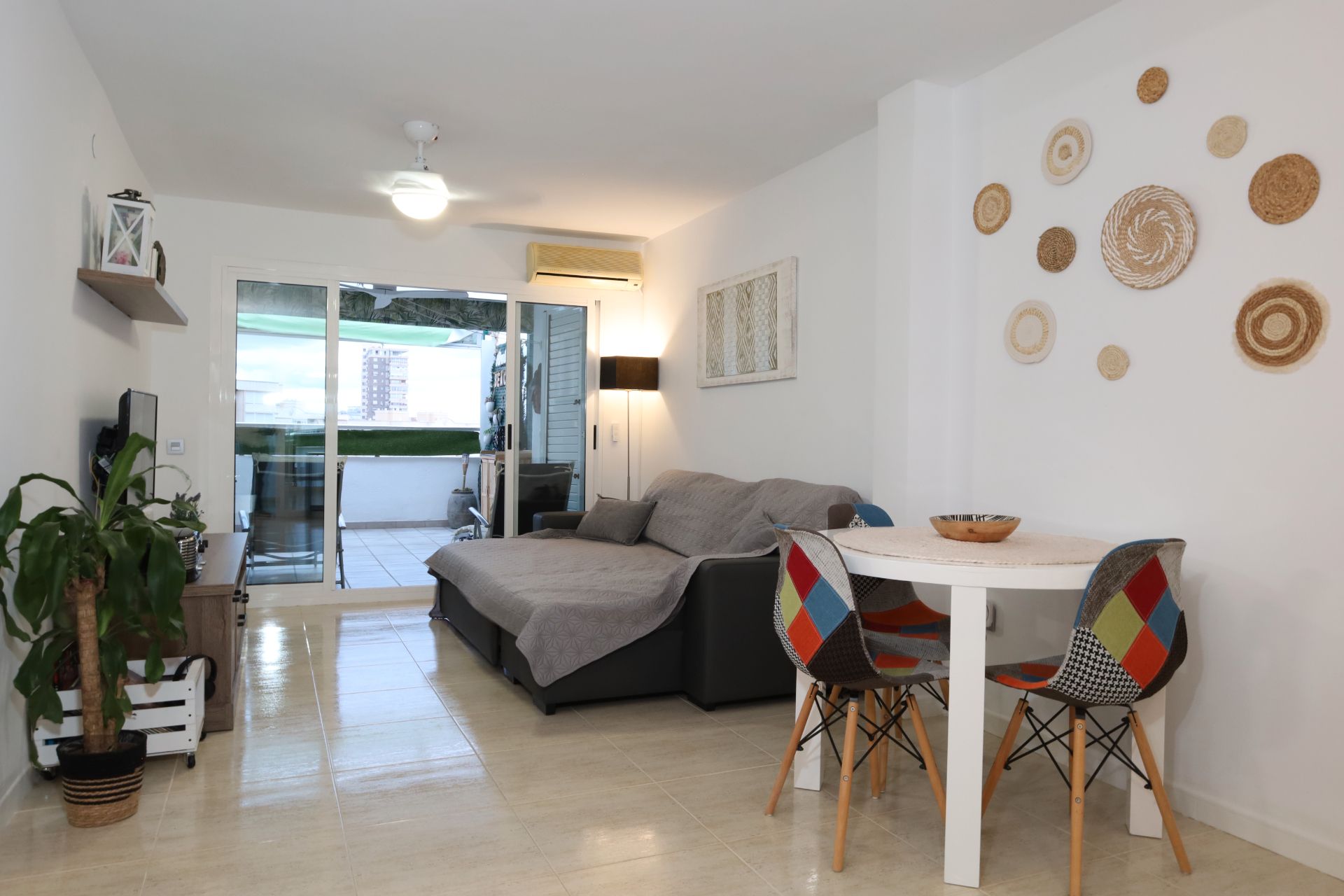 Sala d'estar de Àtic de lloguer en Alicante / Alacant amb Aire condicionat, Calefacció i Jardí privat