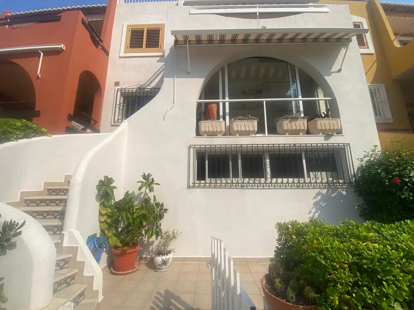Außenansicht von Einfamilien-Reihenhaus zum Verkauf in Xeraco mit Terrasse, Balkon und Gemeinschaftspool