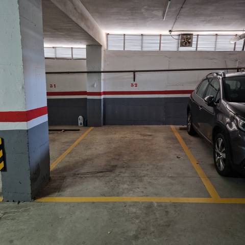 Garaje en Alquiler en Carrer de Lles, 2 en La Roureda