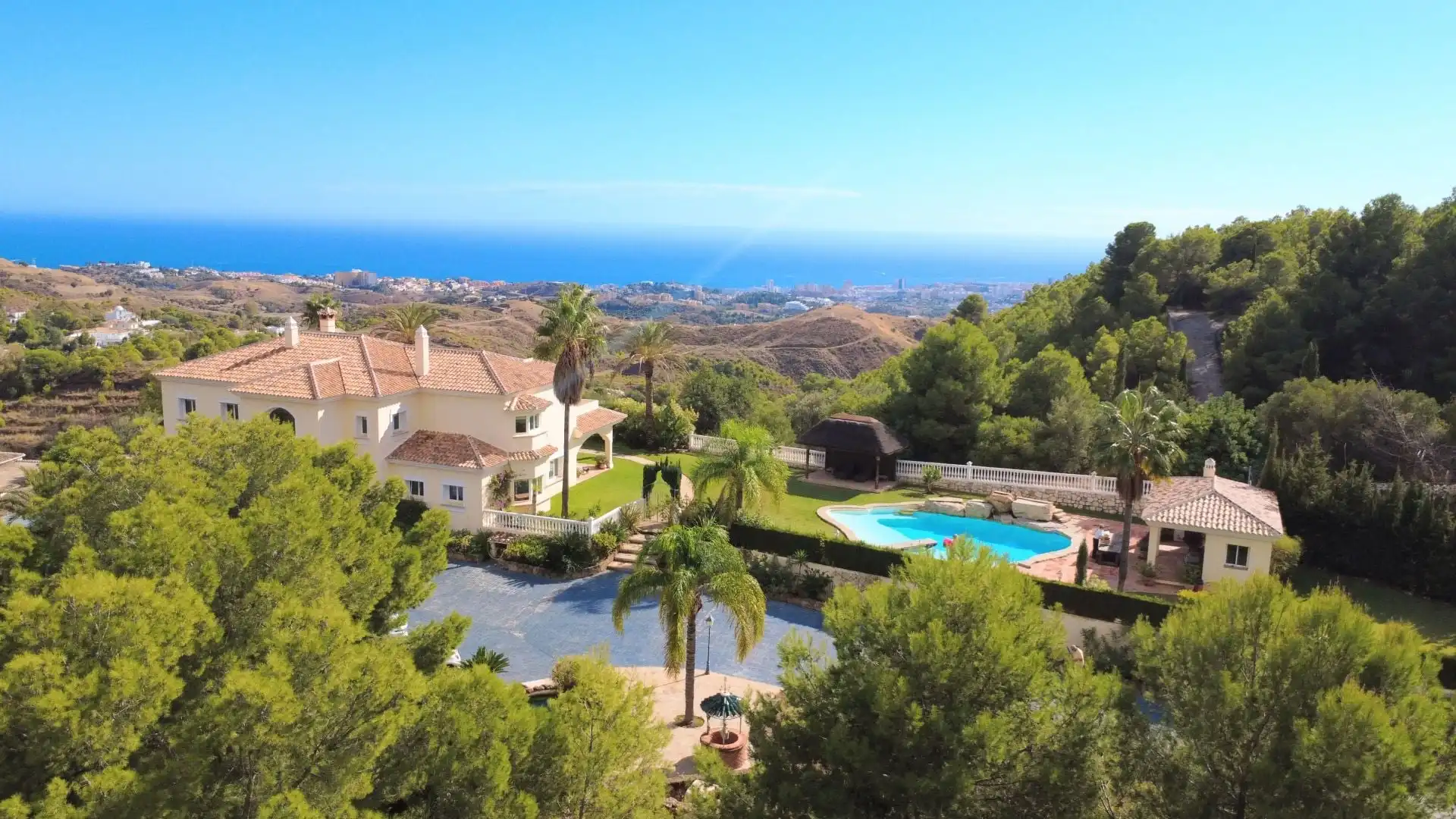 Vista exterior de Finca rústica en venda en Mijas amb Aire condicionat, Traster i Piscina