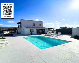 Swimming pool of House or chalet for sale in La Oliva