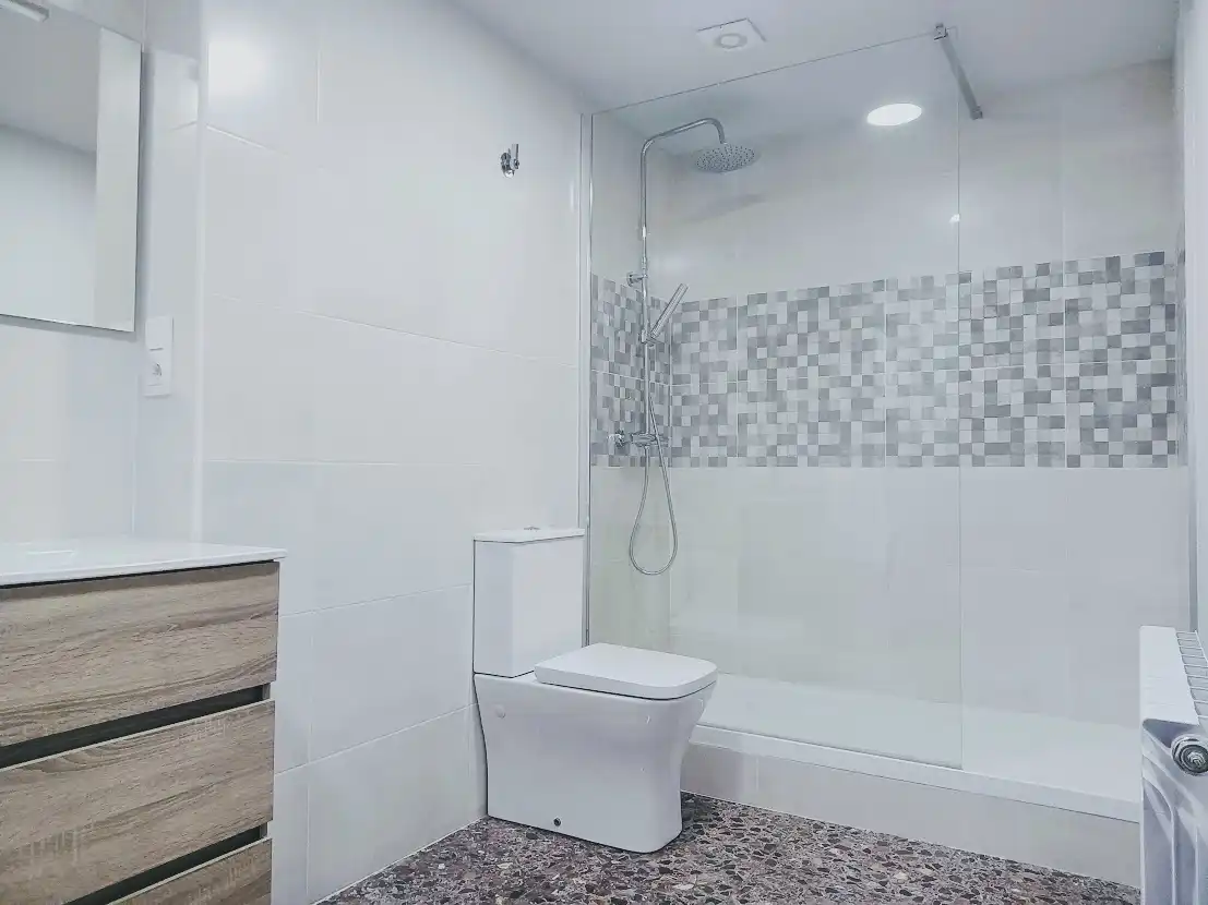 Badezimmer von Wohnung zur Miete in Lleida mit Klimaanlage, Heizung und Möbliert