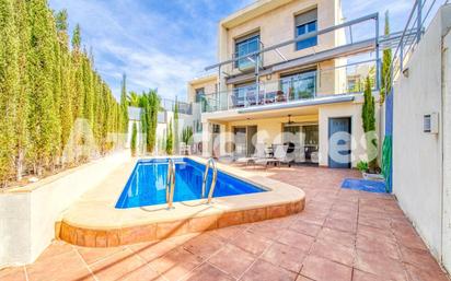 Vista exterior de Casa o xalet en venda en El Campello amb Aire condicionat, Terrassa i Piscina