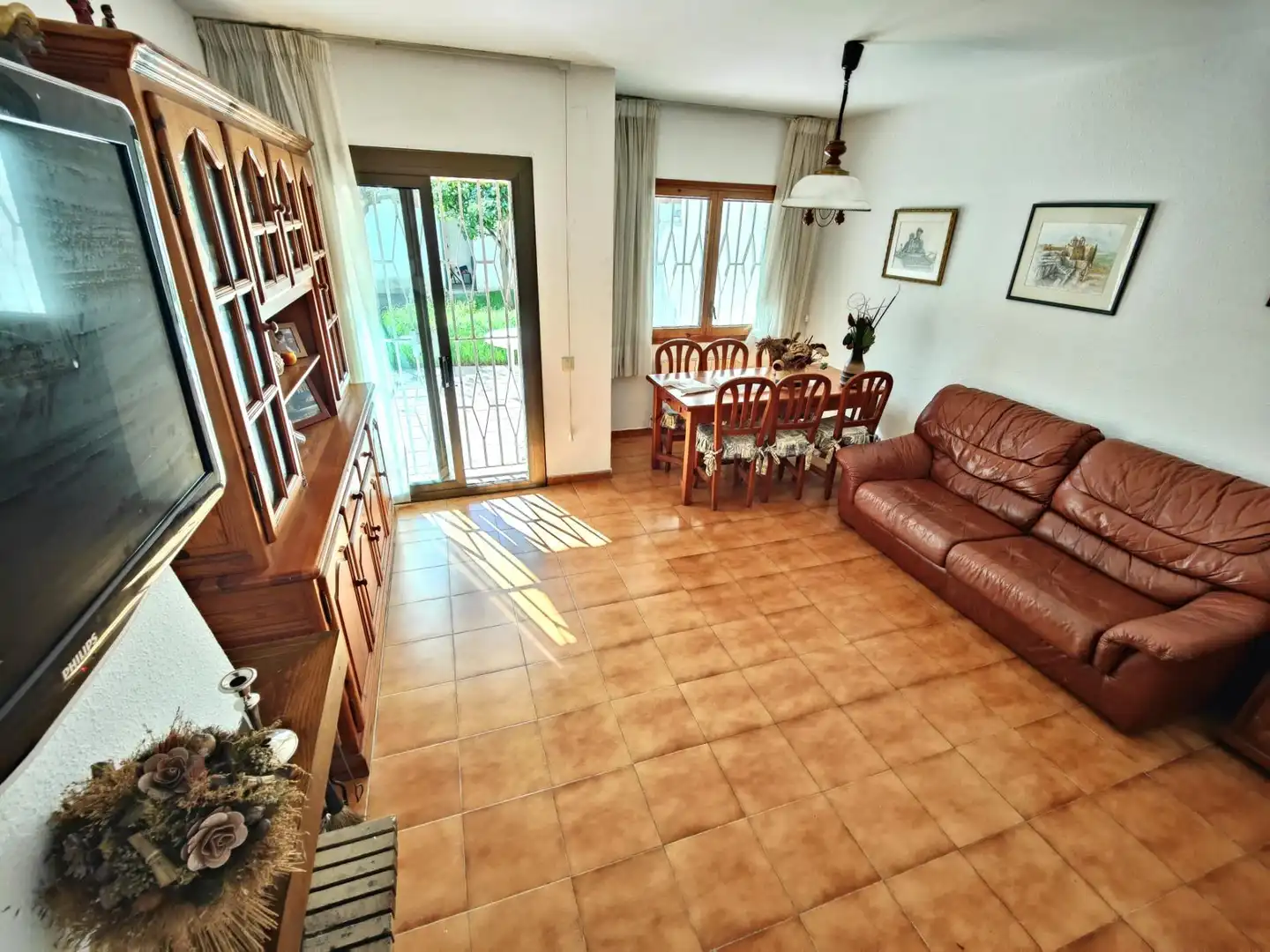 Sala de estar de Casa adosada en venta en Calafell con Aire acondicionado, Calefacción y Jardín privado