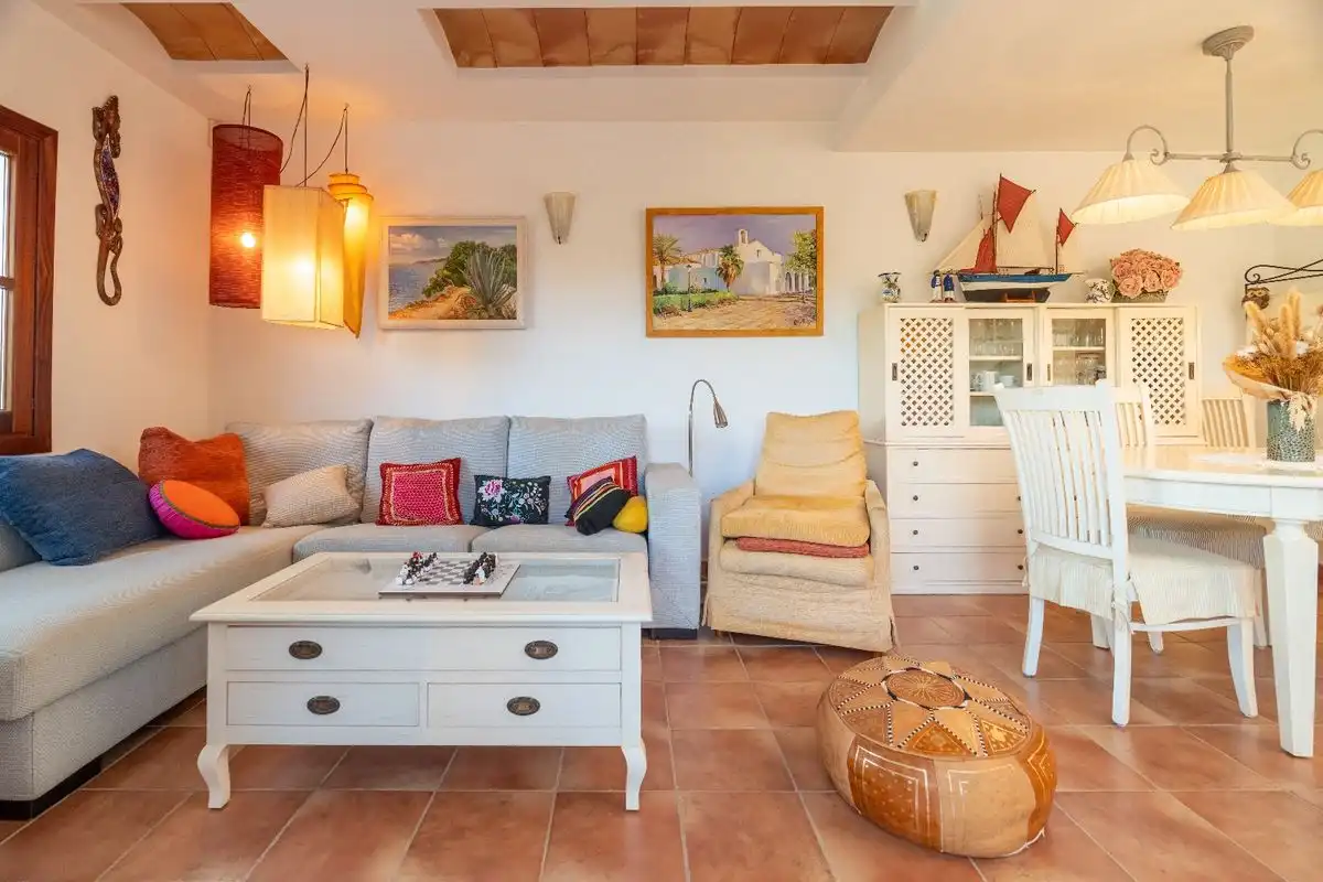 Wohnzimmer von Dachboden zum Verkauf in Santa Eulària des Riu mit Klimaanlage, Heizung und Schwimmbad