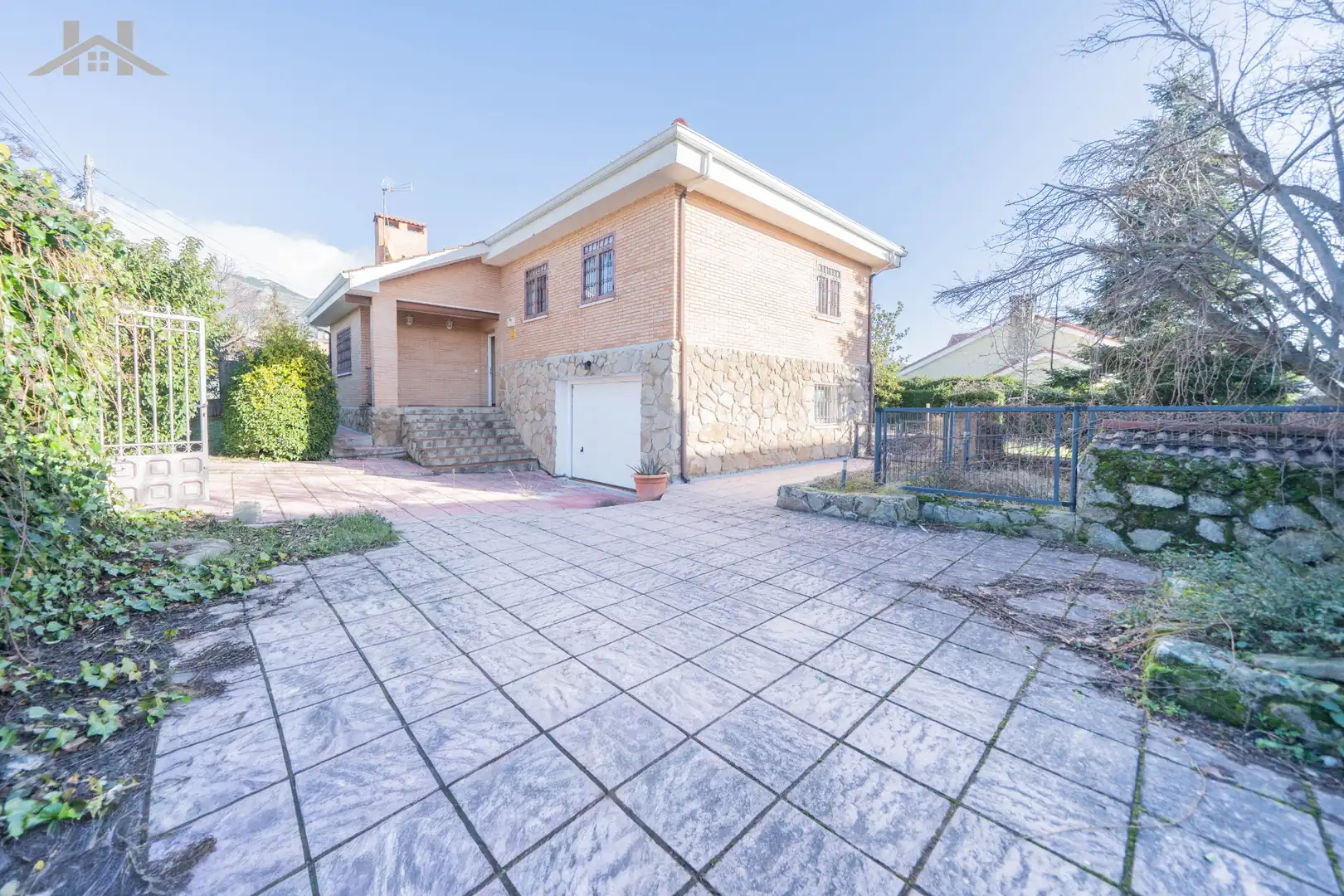 Vista exterior de Casa o xalet en venda en Manzanares El Real amb Jardí privat, Traster i Moblat