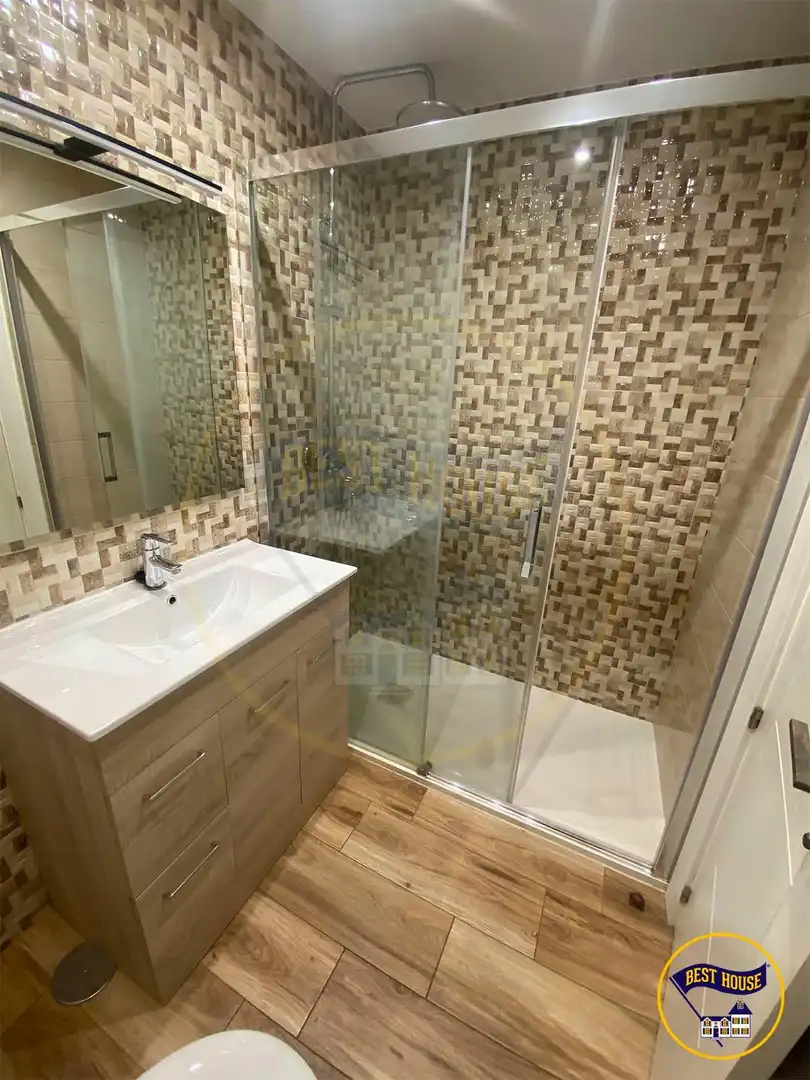 Bathroom of Flat for share in Cuenca  with Air Conditioner, Heating and Parquet flooring