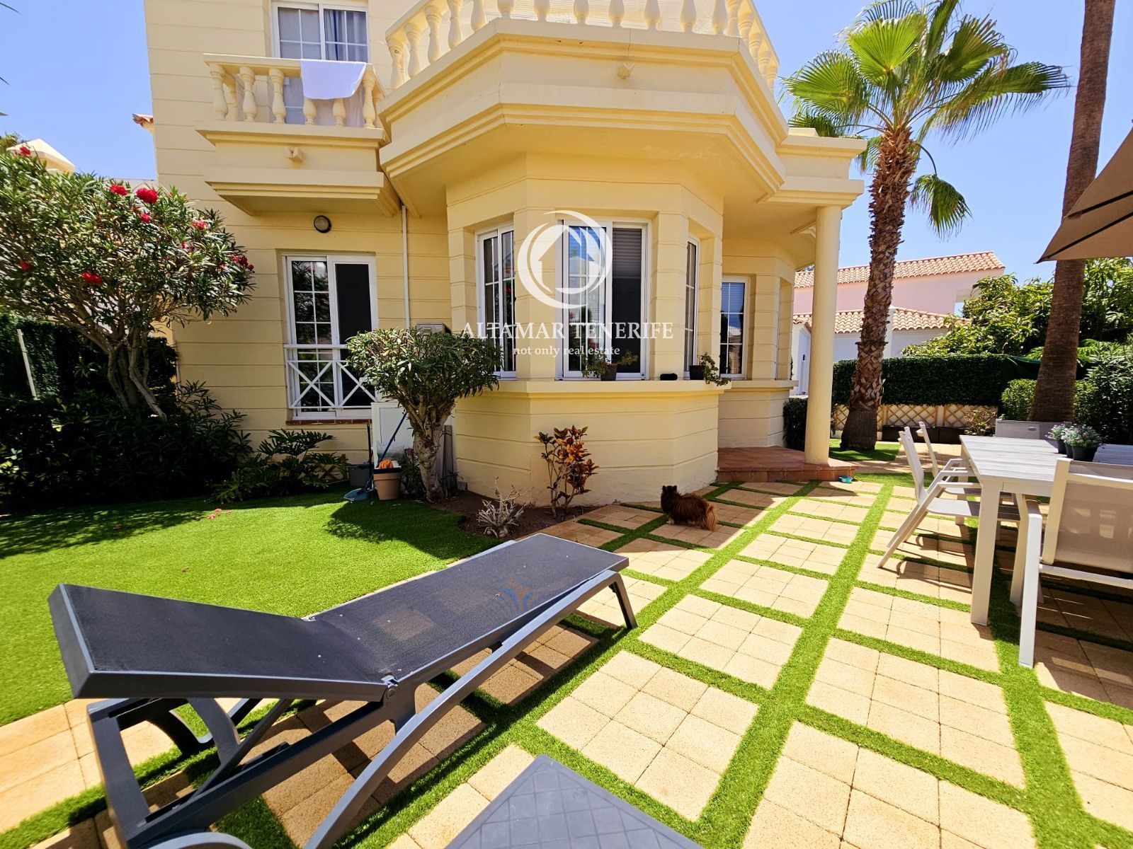 Vista exterior de Casa o xalet en venda en Adeje amb Jardí privat, Piscina i Moblat