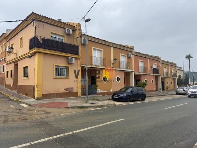 Vista exterior de Casa adosada en venta en Aznalcóllar con Piscina comunitaria
