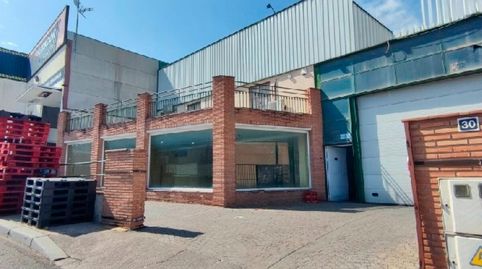Nave industrial diáfana adosada con techado a dos aguas en el Industrial de  Cazorla Jaén. Cuenta con 1.102,27 m construidos. Disp