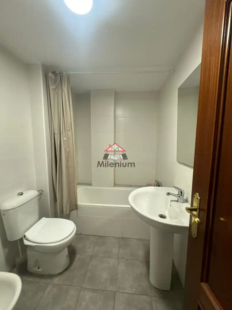 Badezimmer von Wohnung zur Miete in Algeciras mit Waschmaschine, Mikrowelle und Balkon