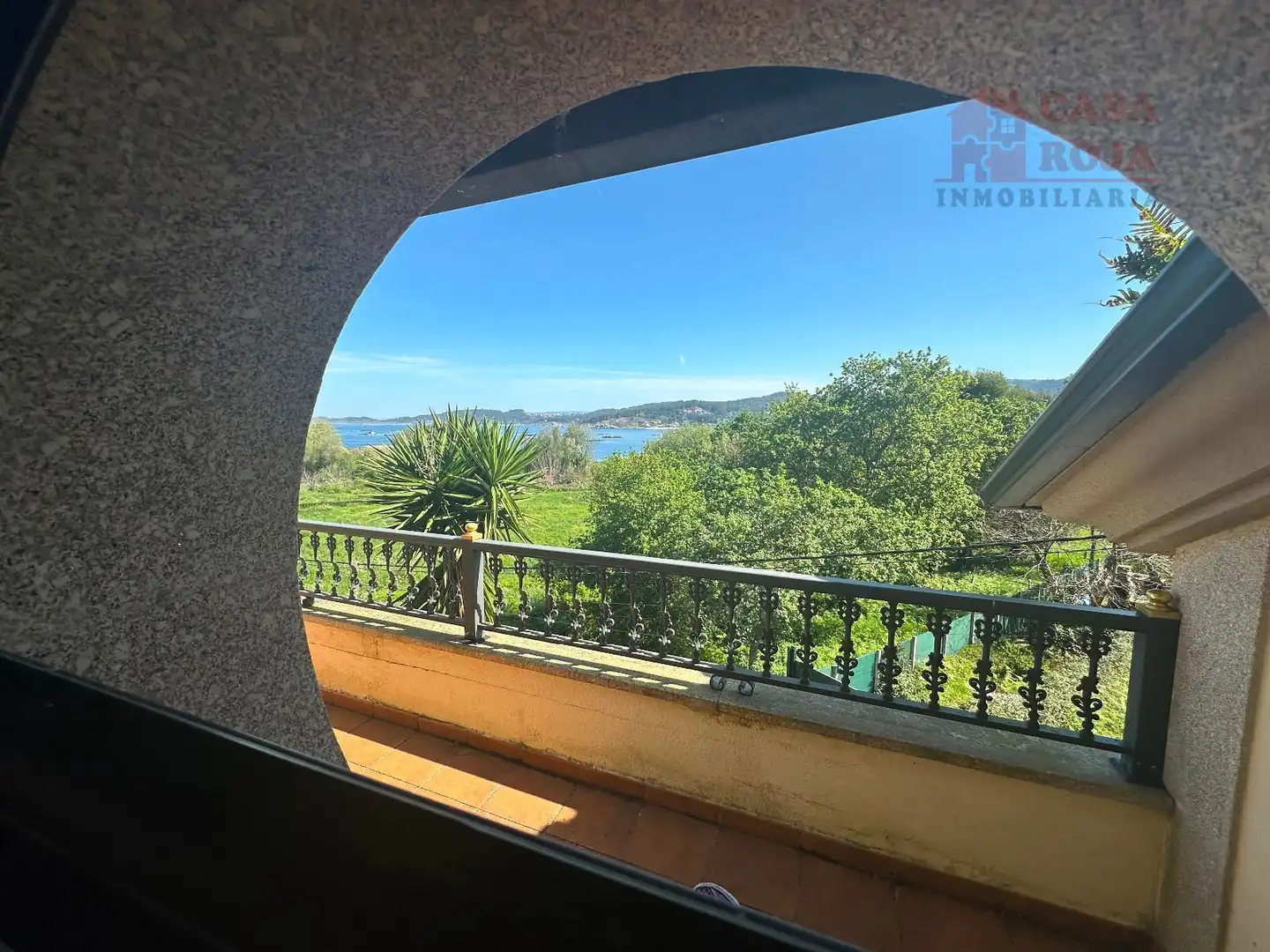 Vista exterior de Casa o xalet en venda en Cangas  amb Calefacció, Terrassa i Traster