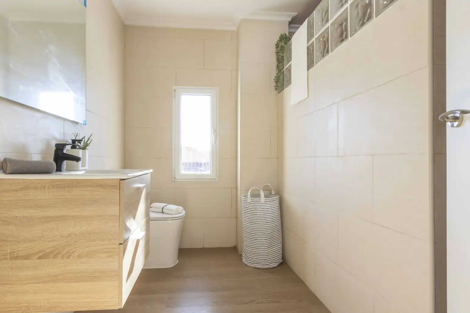 Bany de Casa o xalet en venda en La Pobla de Vallbona amb Jardí privat i Piscina