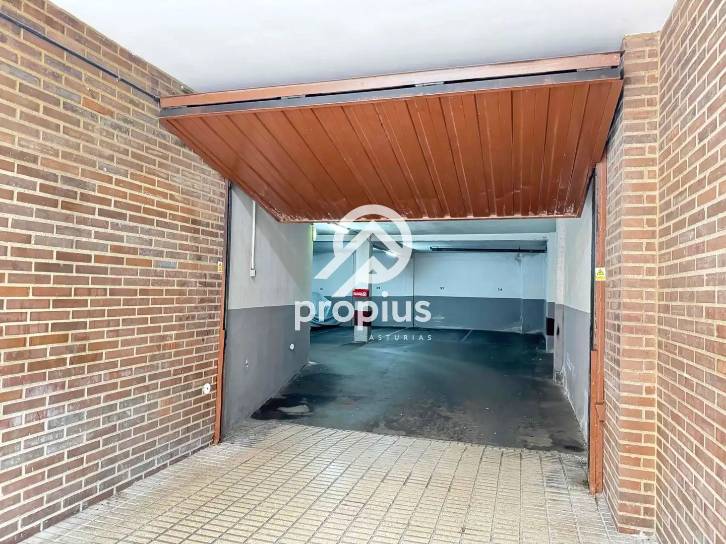 Parking de Piso en venta en Oviedo  con Calefacción, Parquet y Terraza