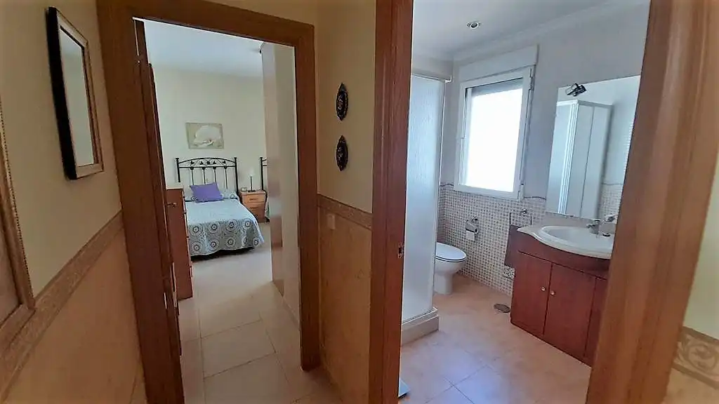 Baño de Casa adosada en venta en Villalgordo del Júcar con Calefacción y Terraza
