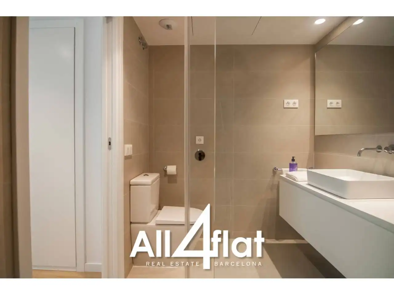 Bathroom of Flat for rent in Barcelona  with Air Conditioner, Heating and Furnished