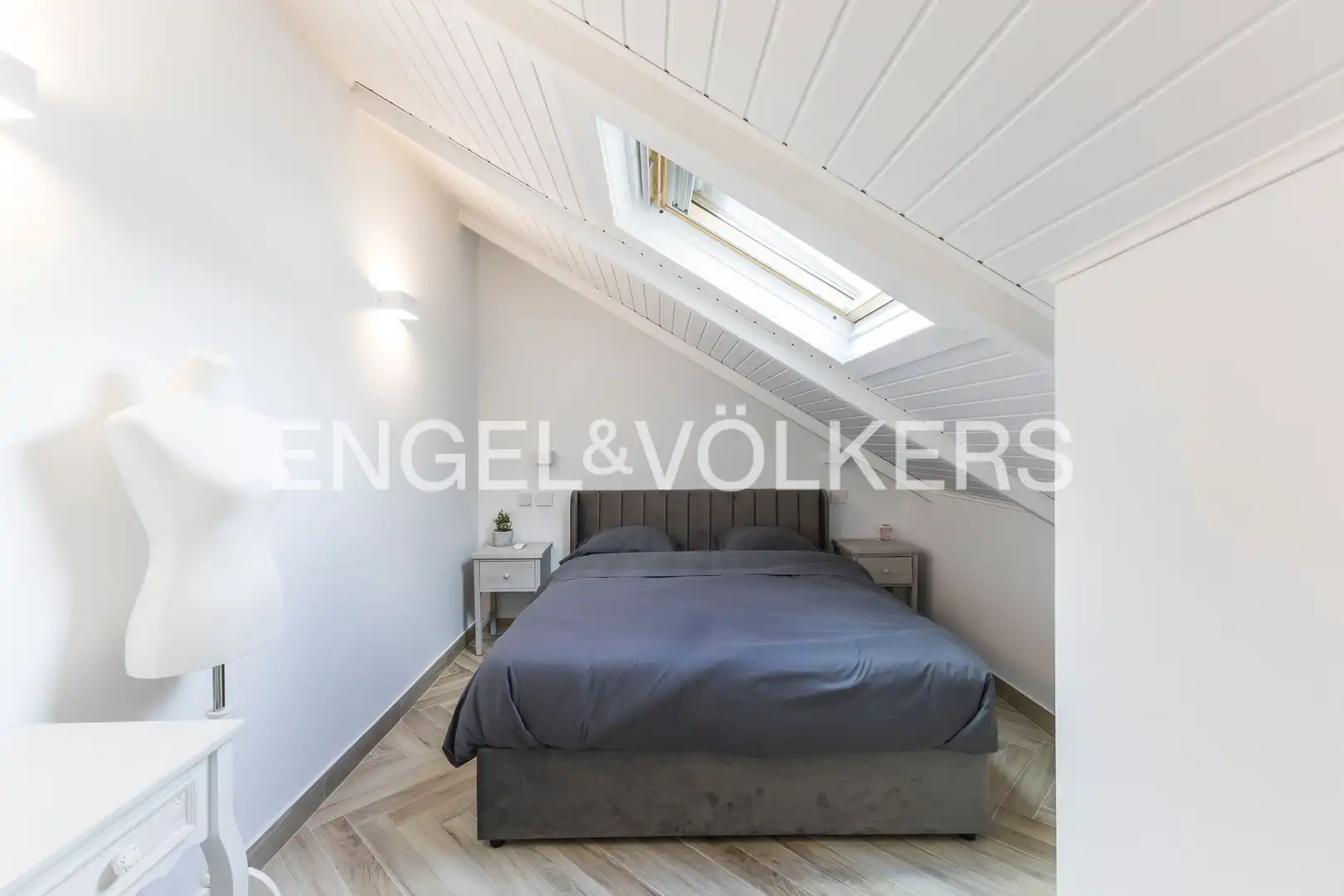 Schlafzimmer von Dachboden zur Miete in Madrid mit Klimaanlage, Heizung und Terrasse