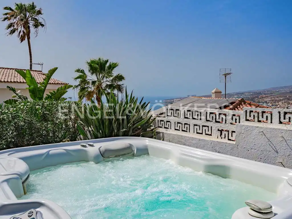 Vista exterior de Casa o chalet en venta en Adeje con Terraza, Amueblado y Jacuzzi
