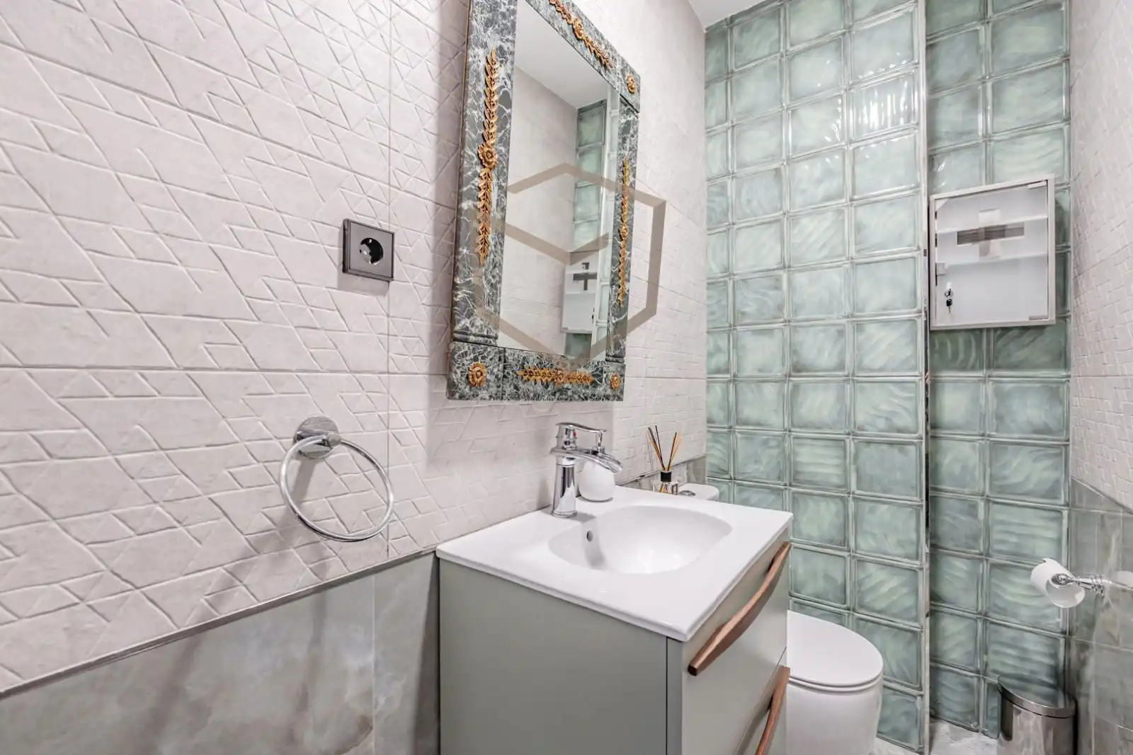 Badezimmer von Einfamilien-Reihenhaus zum Verkauf in Pozuelo de Alarcón mit Klimaanlage, Heizung und Terrasse