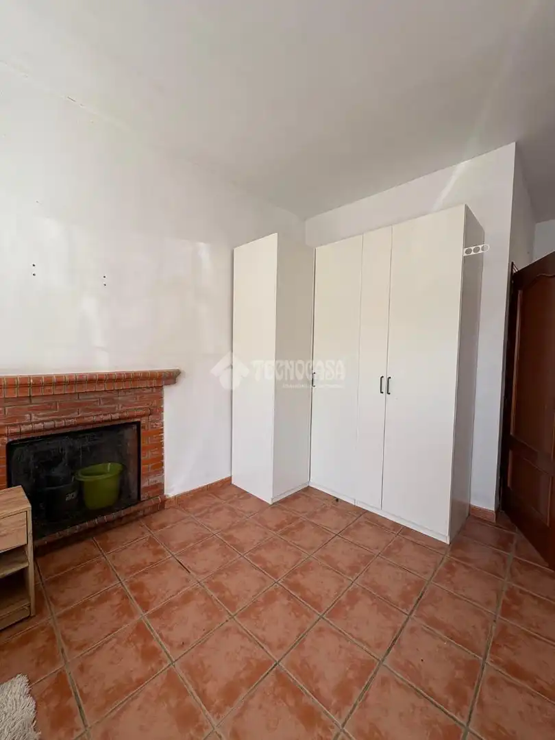 Dormitori de Casa o xalet en venda en La Rinconada amb Jardí privat
