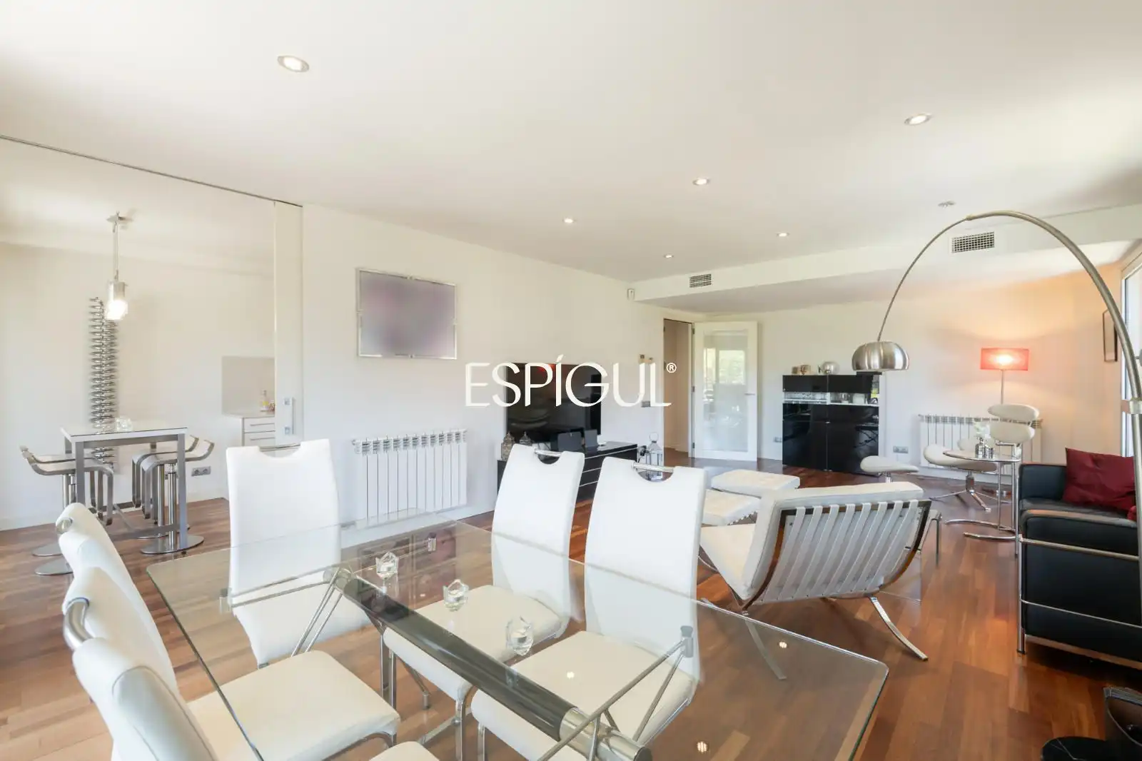 Living room of Flat for sale in Sant Cugat del Vallès  with Air Conditioner, Heating and Parquet flooring