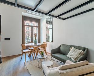 Sala d'estar de Apartament en venda en  Madrid Capital amb Aire condicionat, Calefacció i Balcó