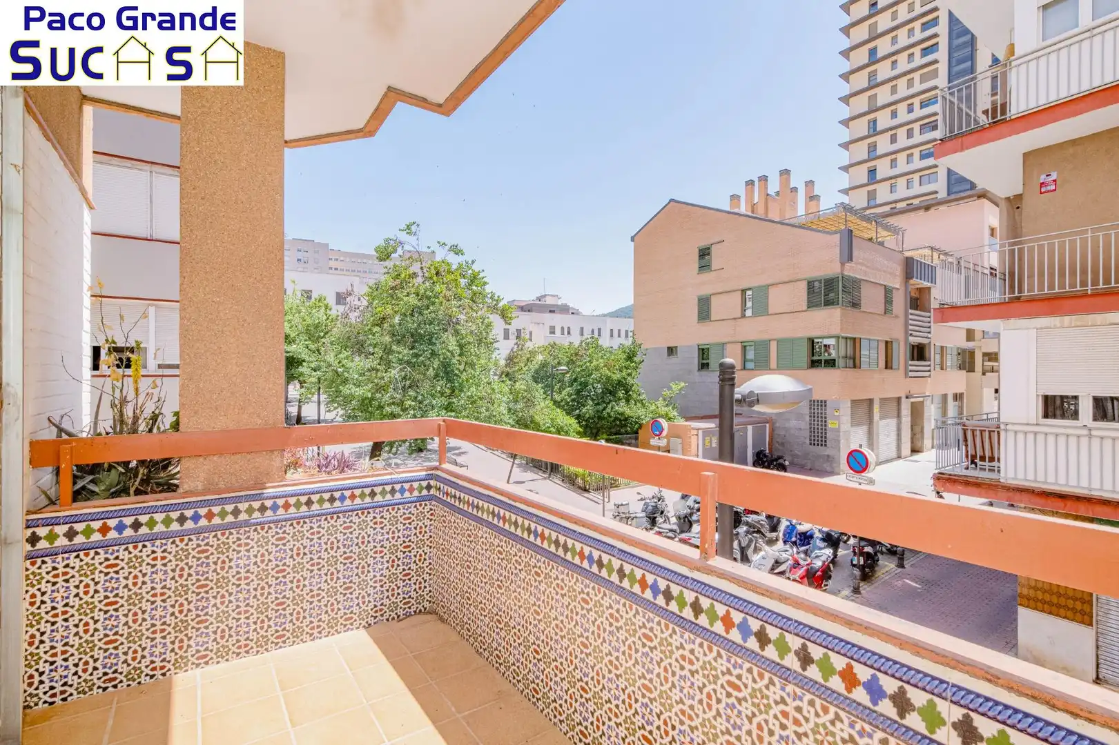 Vista exterior de Pis en venda en Granada amb Aire condicionat, Terrassa i Balcó
