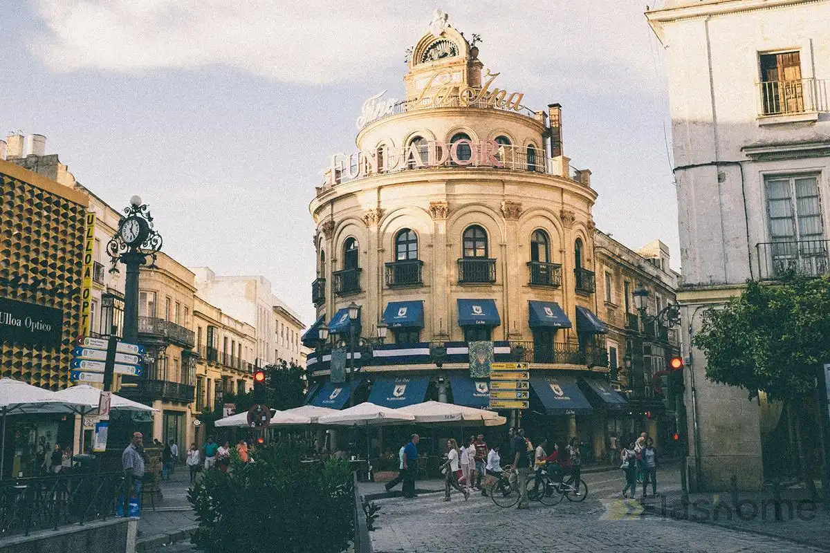 Vista exterior de Edifici en venda en Jerez de la Frontera
