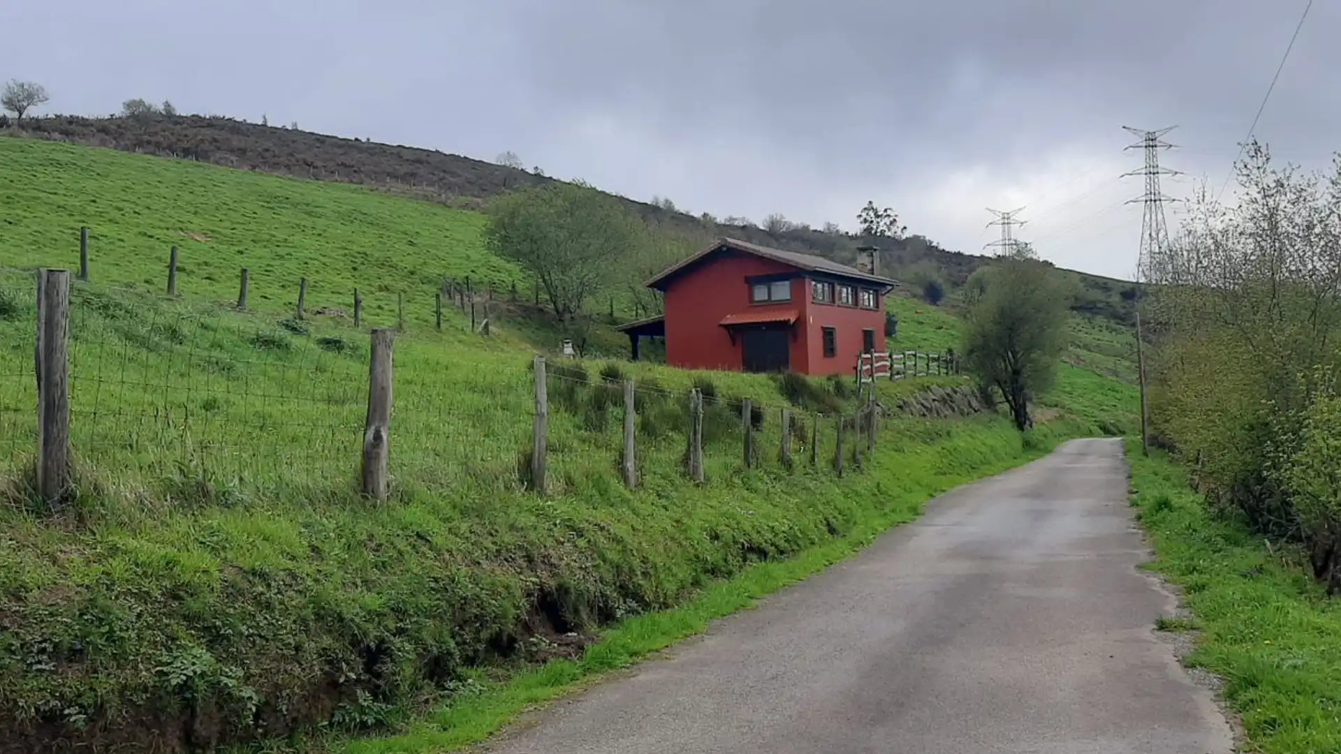 Vista exterior de Casa o xalet en venda en Solórzano amb Calefacció, Traster i Moblat
