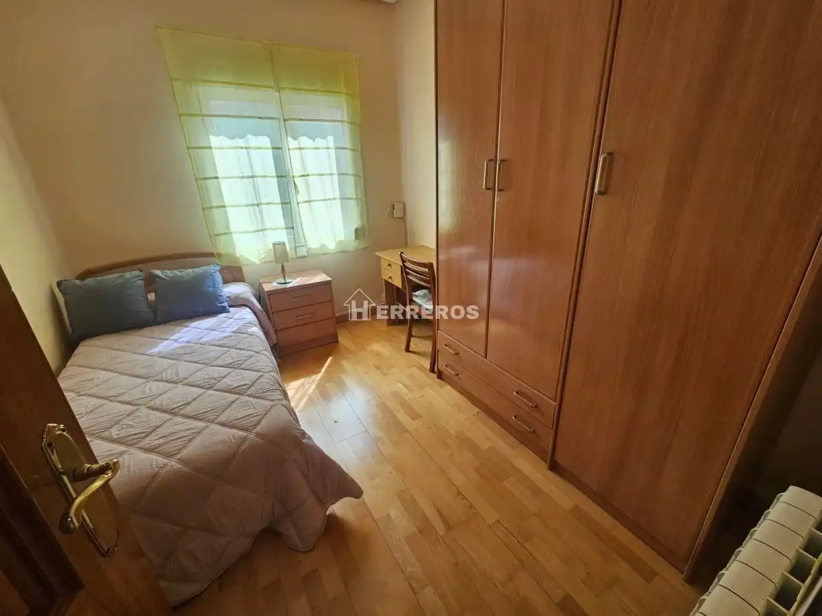 Bedroom of Flat for sale in  Logroño  with Heating, Parquet flooring and Furnished