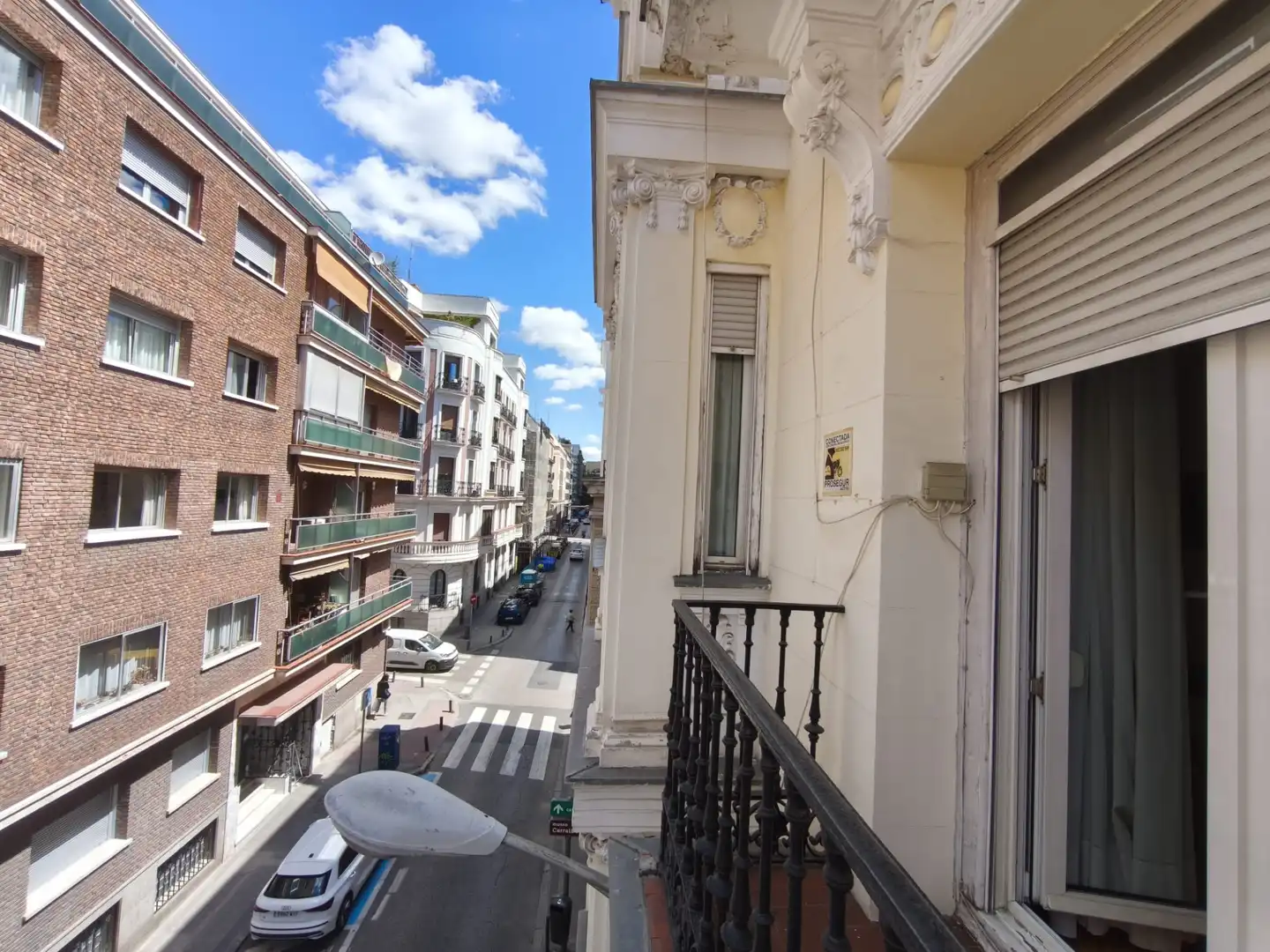 Vista exterior de Piso en venta en Madrid con Balcón y Alarma