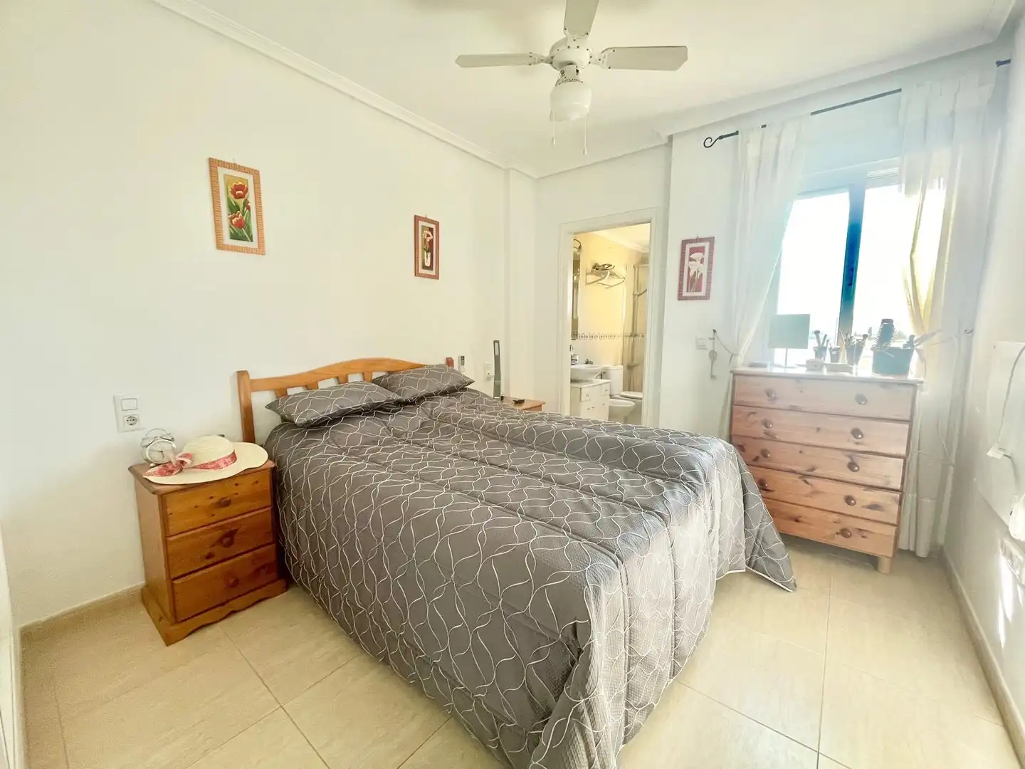 Habitación de Apartamento de alquiler en Daya Nueva con Aire acondicionado, Piscina y Amueblado