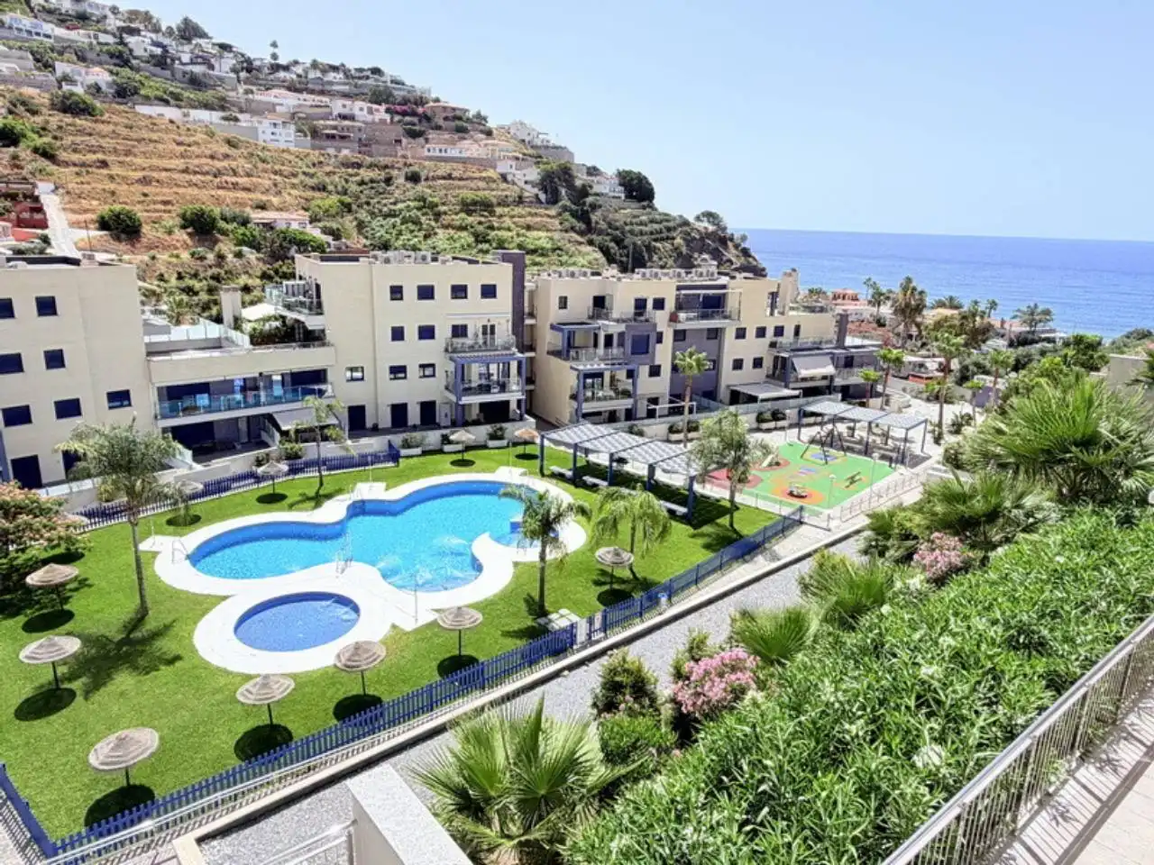 Vista exterior de Apartamento de alquiler en Almuñécar con Terraza y Piscina comunitaria