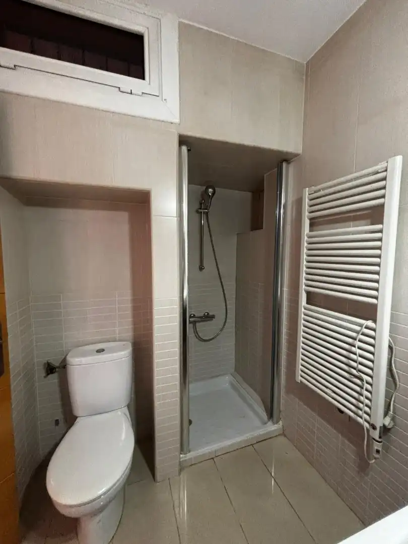 Badezimmer von Erdgeschoss zum Verkauf in Badalona mit Klimaanlage, Heizung und Parkett