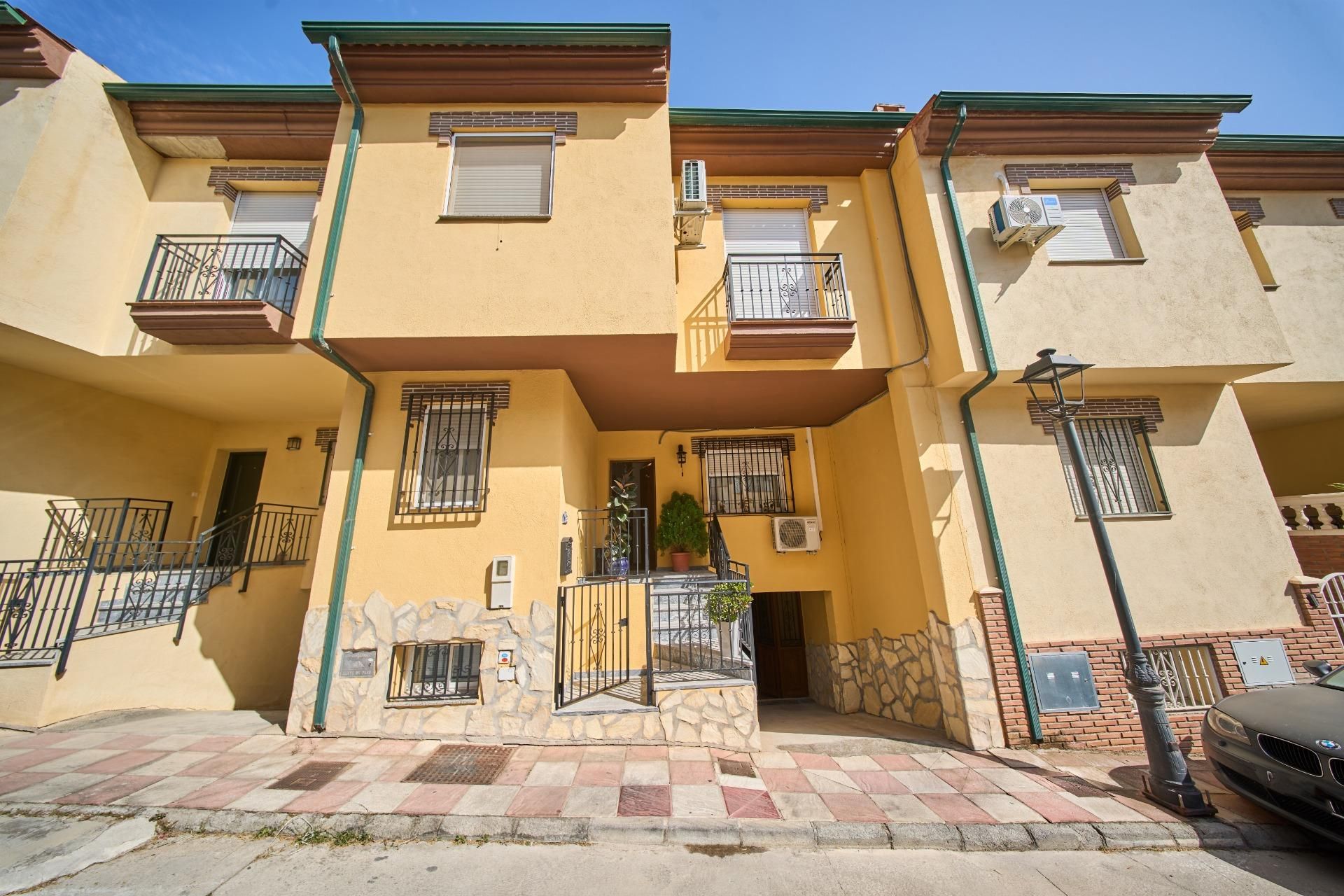 Exterior view of Single-family semi-detached for sale in Alfacar  with Air Conditioner, Heating and Terrace