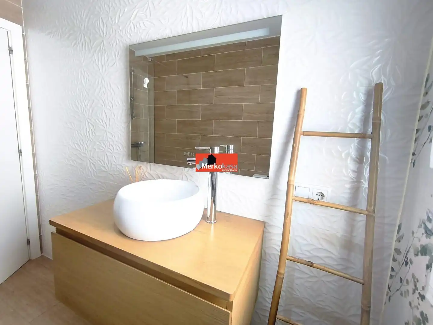 Baño de Piso en venta en Lugo con Calefacción, Trastero y Amueblado