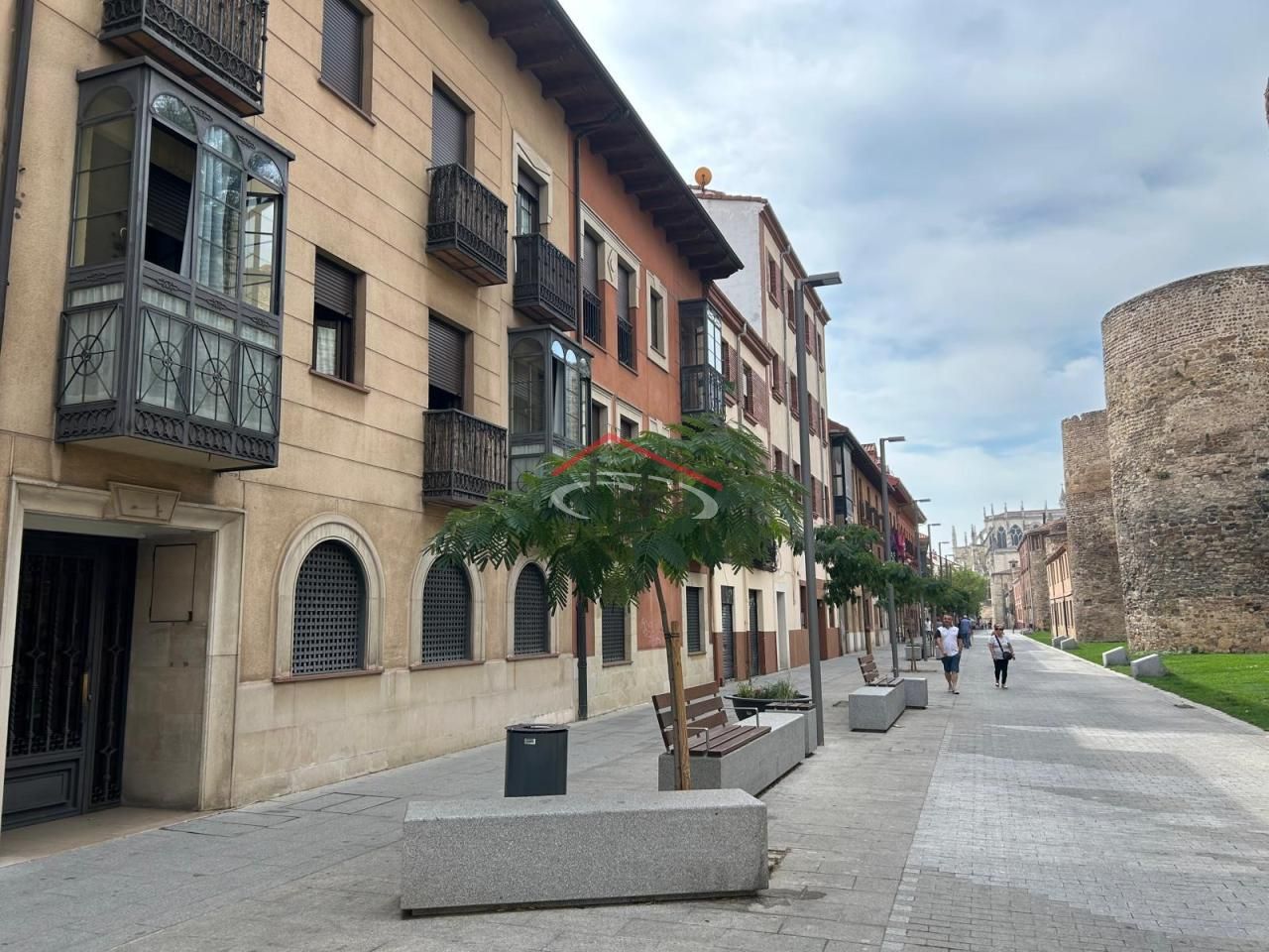 Vista exterior de Dúplex en venda en León Capital  amb Calefacció, Parquet i Traster