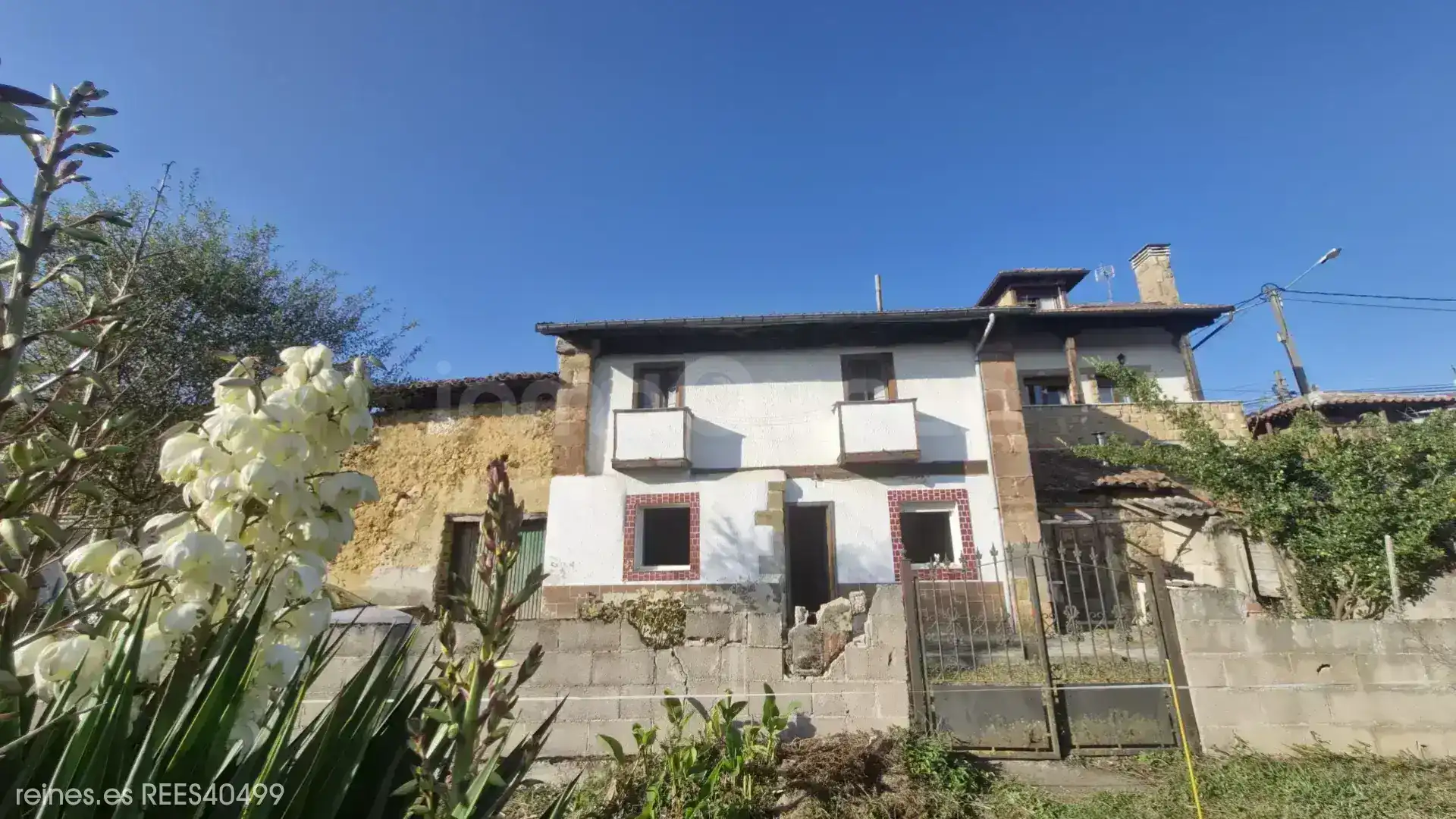 Vista exterior de Casa o xalet en venda en Siero amb Jardí privat i Terrassa