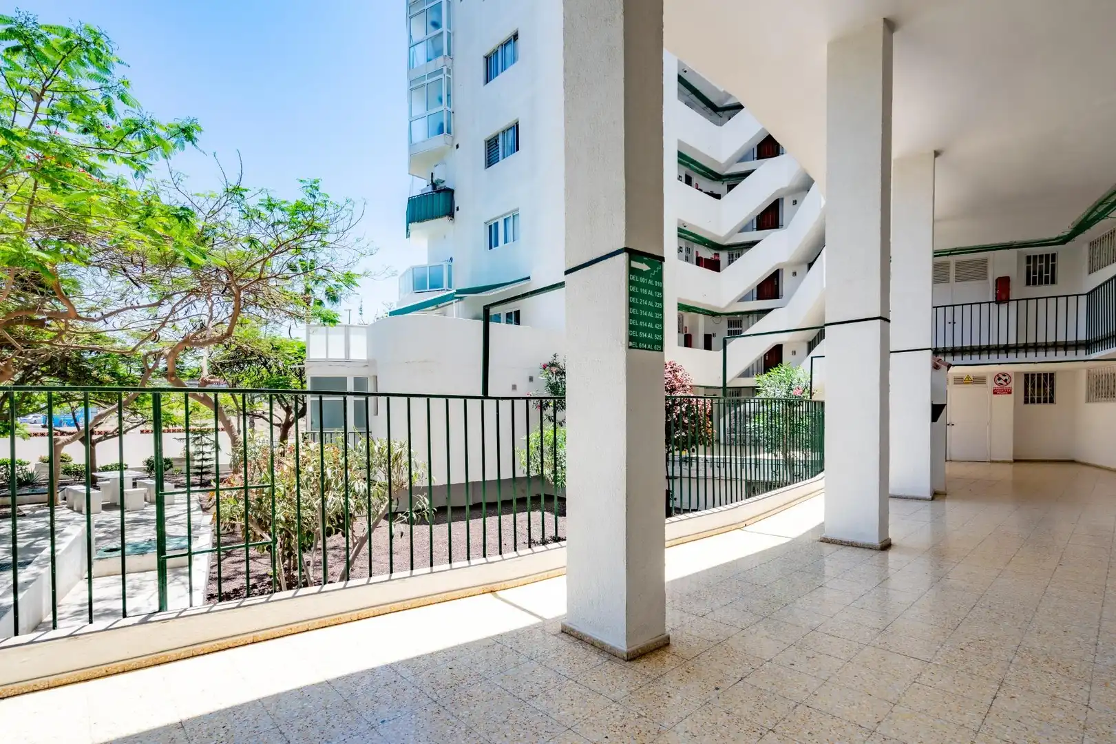 Vista exterior de Pis en venda en Adeje amb Piscina comunitària