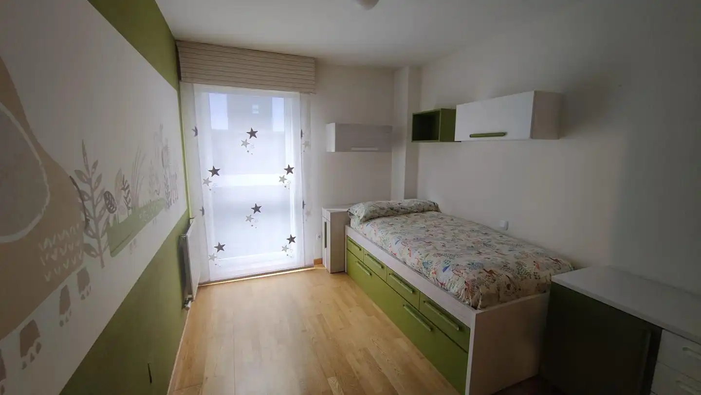 Habitación de Piso de alquiler en Santiago de Compostela  con Calefacción, Trastero y Amueblado