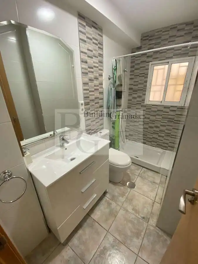 Baño de Piso de alquiler en Granada con Aire acondicionado, Terraza y Amueblado