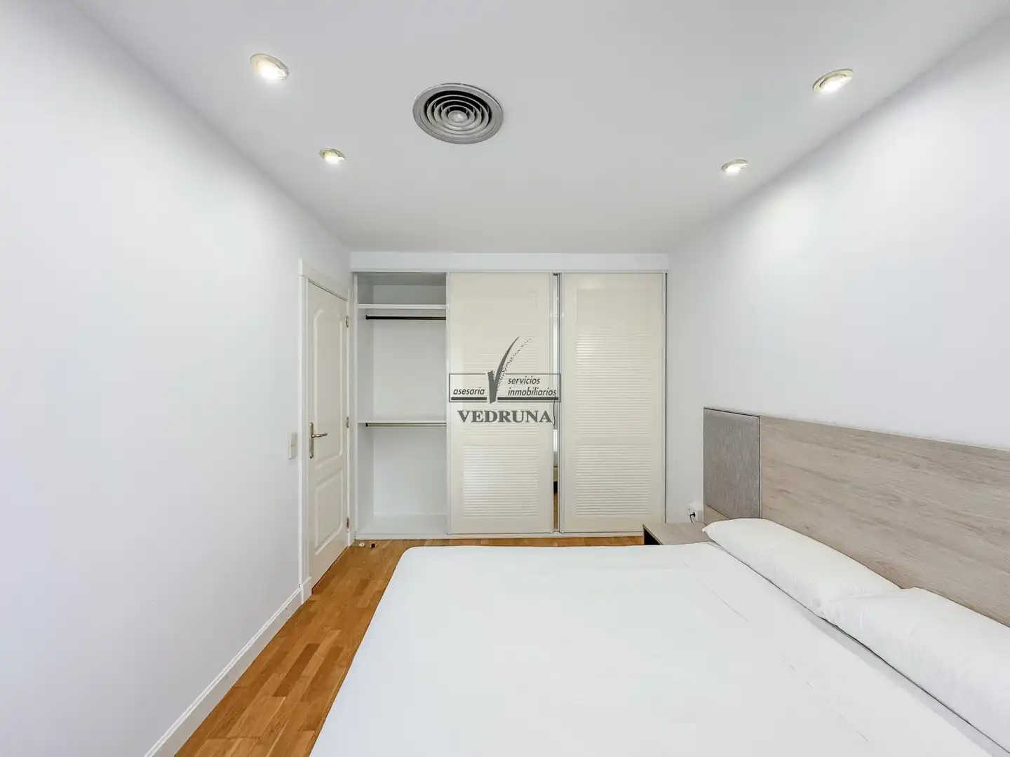 Dormitori de Apartament de lloguer en Zaragoza amb Aire condicionat, Calefacció i Forn