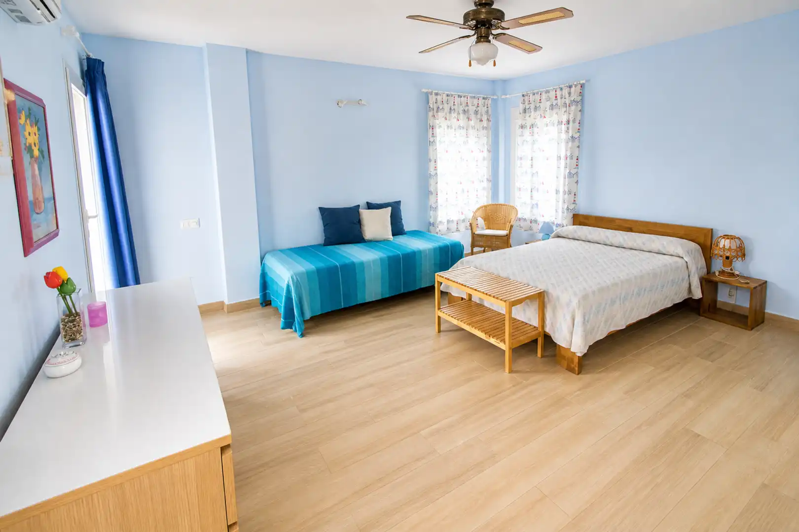 Schlafzimmer von Dachboden zum Verkauf in Manilva mit Klimaanlage, Terrasse und Schwimmbad