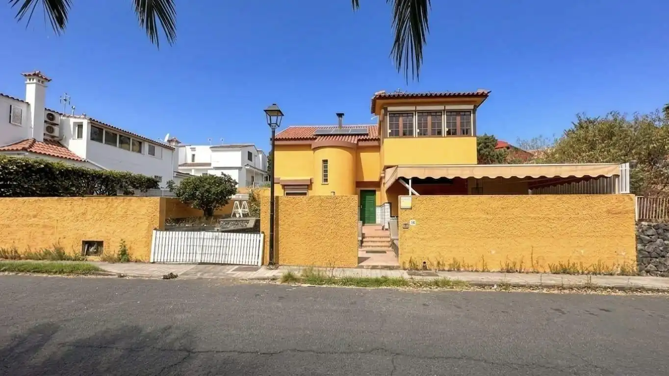 Vista exterior de Casa o xalet en venda en Santa Brígida amb Jardí privat, Terrassa i Traster